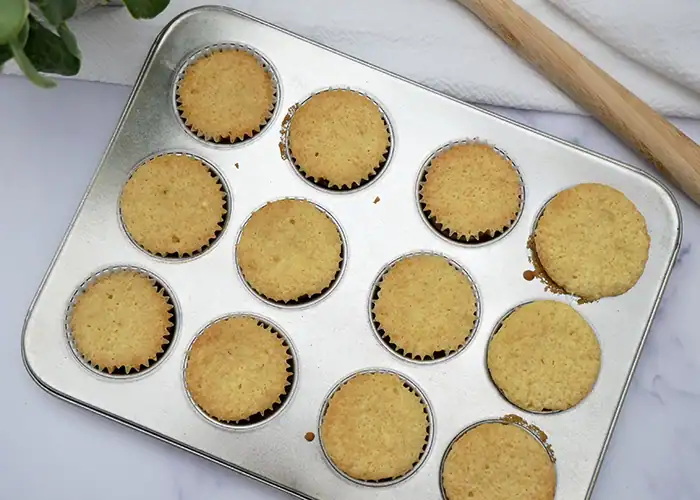 Jogue Chai cupcakes in a cupcake pan.