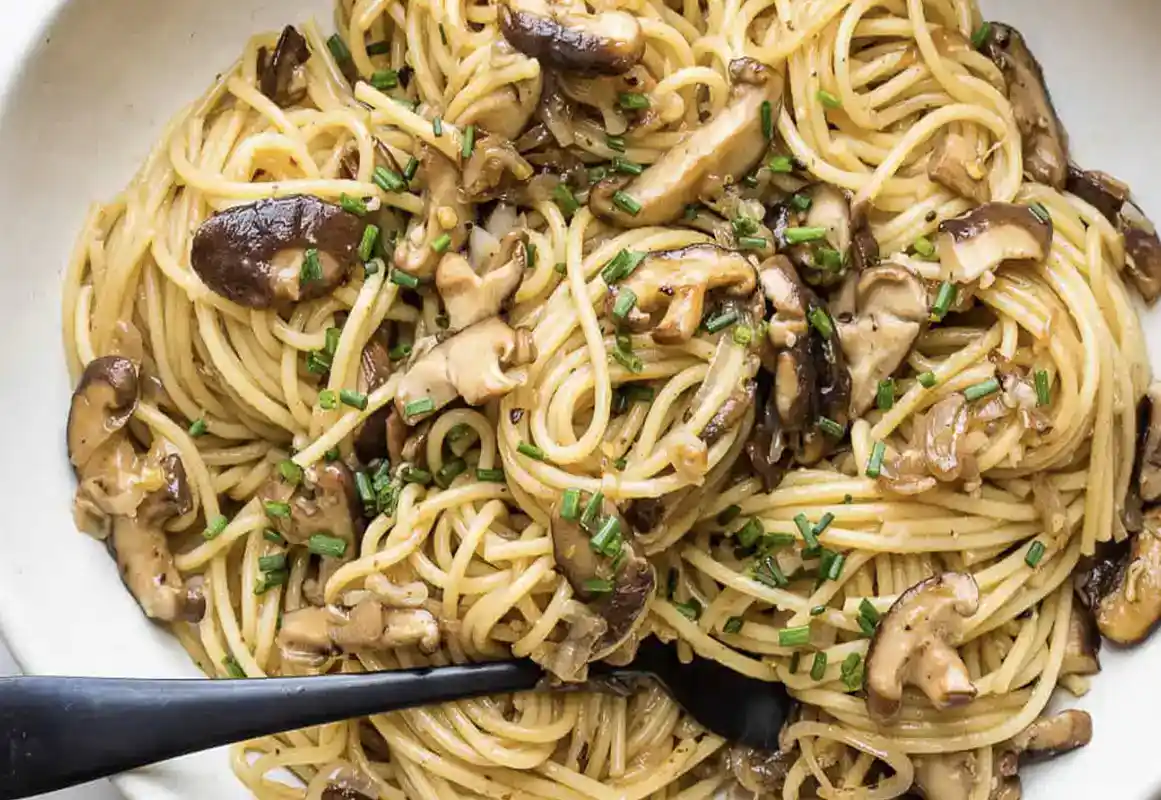 Spaghetti Alfredo with garlic sauce and sliced mushrooms